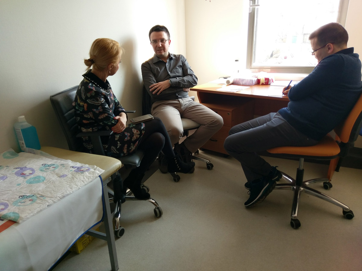 consultatii gratuite pentru copii cu handicap locomotor, organizate de Travel Medical si Acibadem